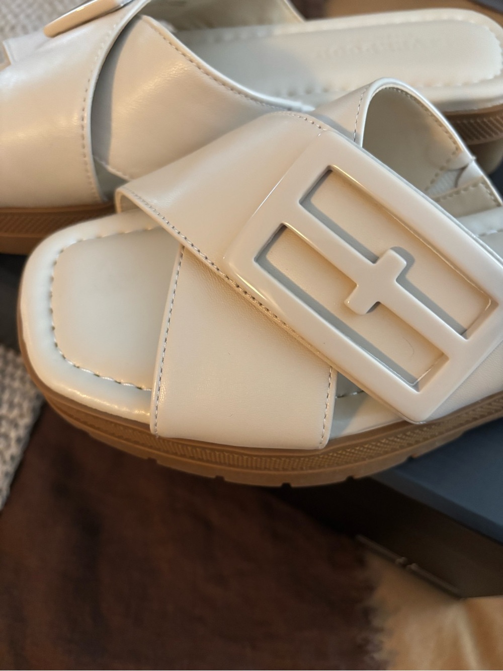 NWT Liverpool Off-White Crisscross Slide Sandals with Buckle Accent - Picture 3 of 6